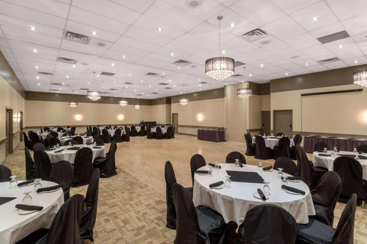 Ramada By Wyndham Northern Grand Hotel & Conference Centre Fort St. John Eksteriør billede